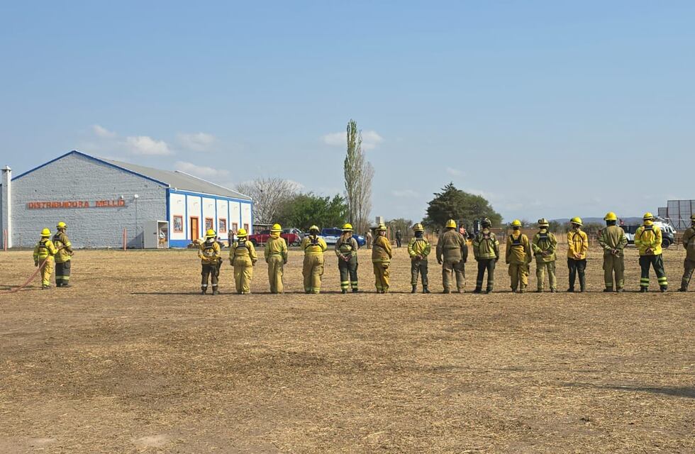 El saludo que no fue: Milei sobrevoló los incendios, no aterrizó y los Bomberos quedaron esperando