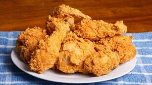 Una famosa cadena de pollo frito de Estados Unidos se declara al borde la quiebra: 300 sucursales en riesgo.
