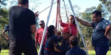 Bomberos Voluntarios se capacitación en rescate vehicular y en altura.