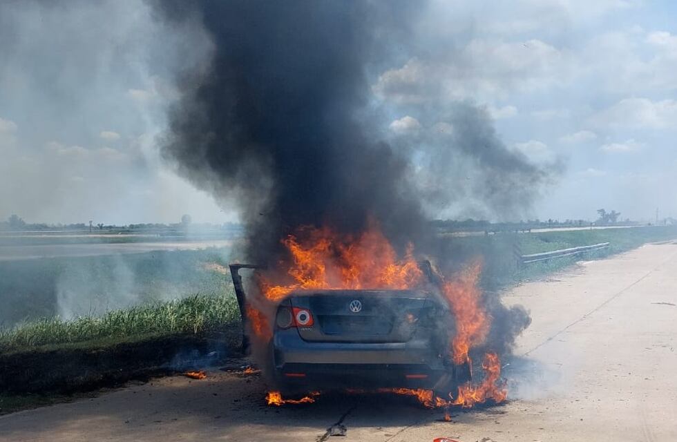 Incendio de un vehículo sobre la autovía 19