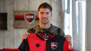 El futbolista de 22 años posó con la camiseta oficial y ya entrenó en Bella Vista.