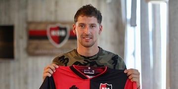 El futbolista de 22 años posó con la camiseta oficial y ya entrenó en Bella Vista.