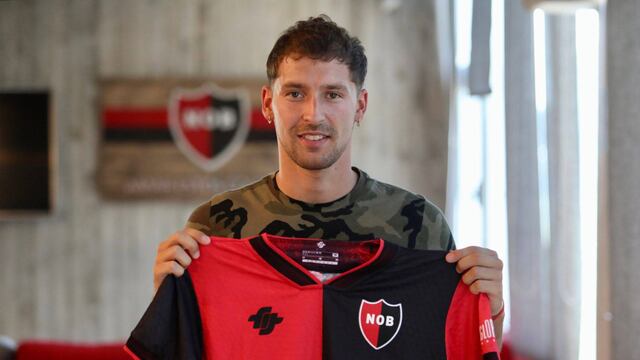 El futbolista de 22 años posó con la camiseta oficial y ya entrenó en Bella Vista.
