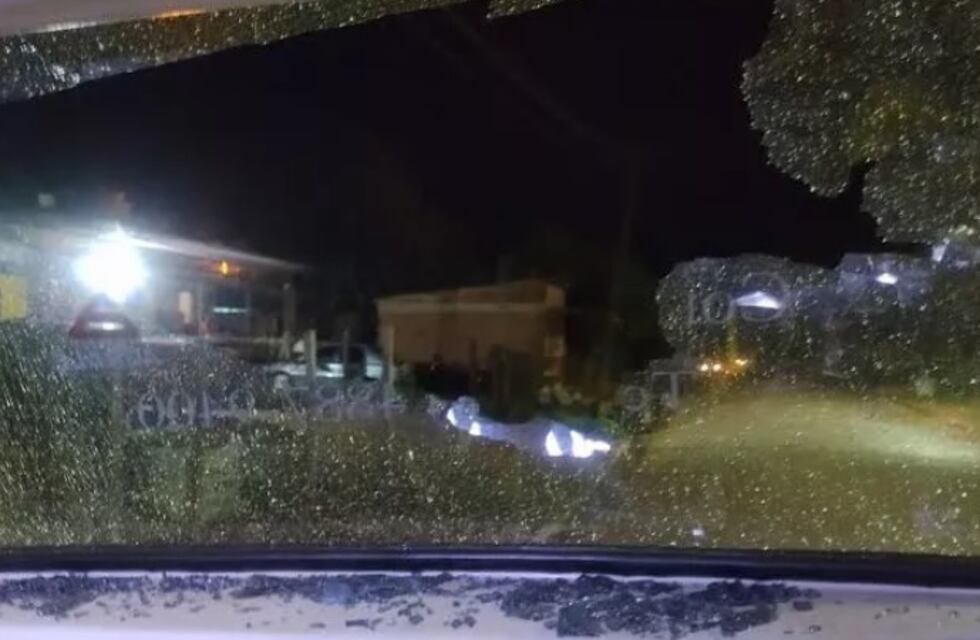 Atacan a piedrazos un colectivo de transporte público en Puerto Esperanza