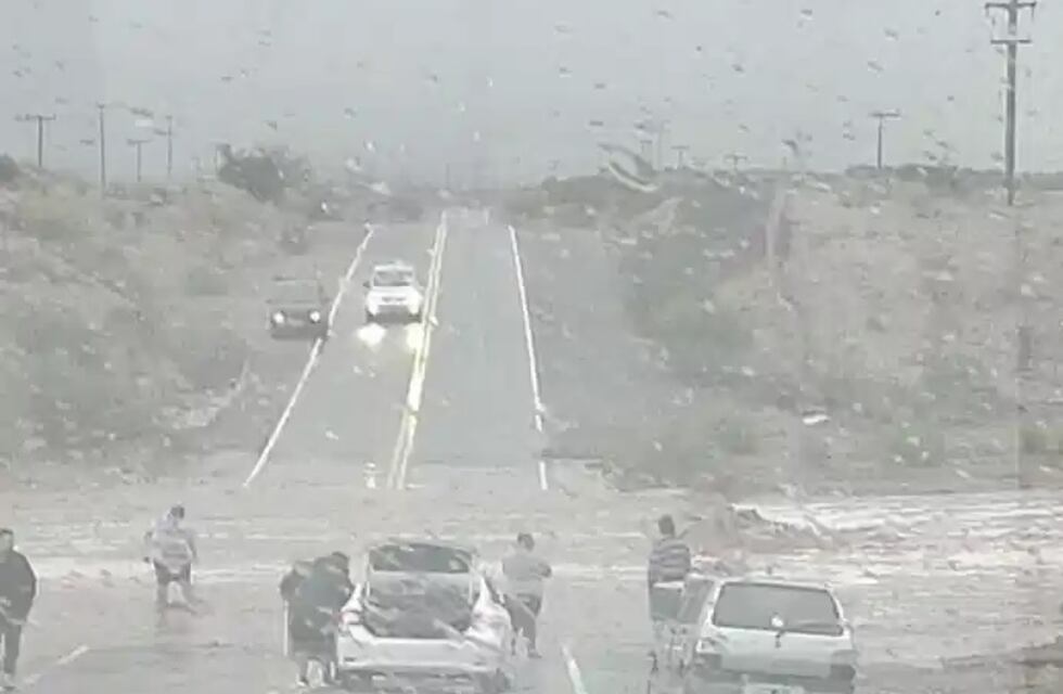 Por el temporal, se desbordó el Río Marayes y dejó varias personas varadas en la ruta