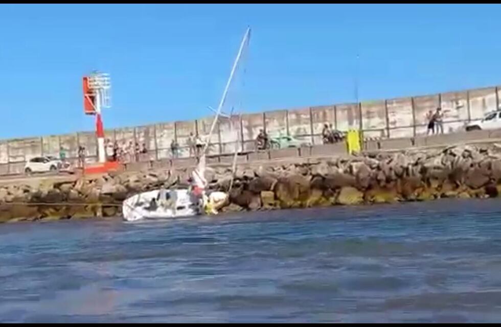 Video: rescataron un velero que chocó en la escollera sur