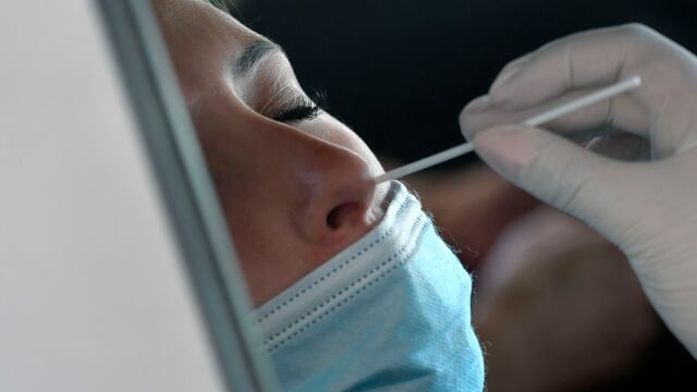 Trabajadores de la Salud realizan testeos para detectar Covid 19, en el centro de Testeo - Le Parc 
Foto: Orlando Pelichotti