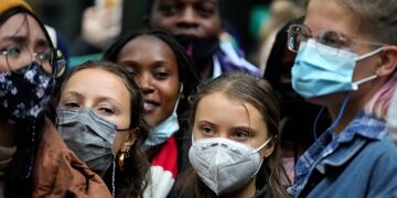 Desafío. La activista sueca Greta Thunberg al centro, acompañada por la argentina Nicky Bcker, a la izquierda- Ambas presentes en la COP26 de Glasgow. (AP)