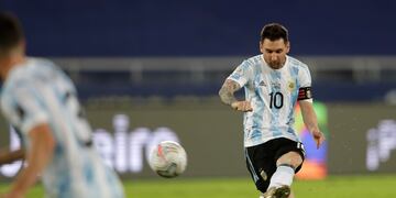 Messi ejecuta el tiro libre para que Argentina abra el marcador ante Chile. (Foto: AP)