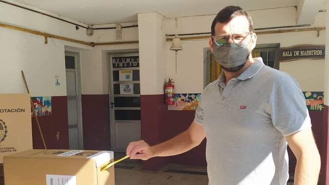 Mauro Casella emitió su voto en Pérez (Mauro Casella)