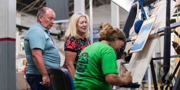 Catamarca deslumbra en la Feria Nacional de Cosquín con alfombras y artesanías únicas.
