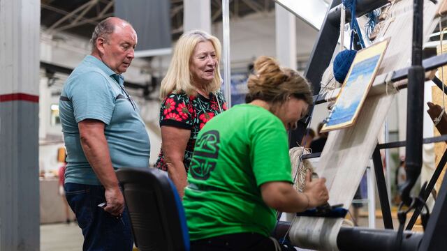 Catamarca deslumbra en la Feria Nacional de Cosquín con alfombras y artesanías únicas.