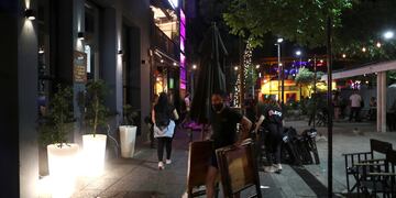 Los jovenes en bares tras la primera noche con restricciones en la Ciudad de Buenos Aires (Foto: Agustín Marcarian / REUTERS)