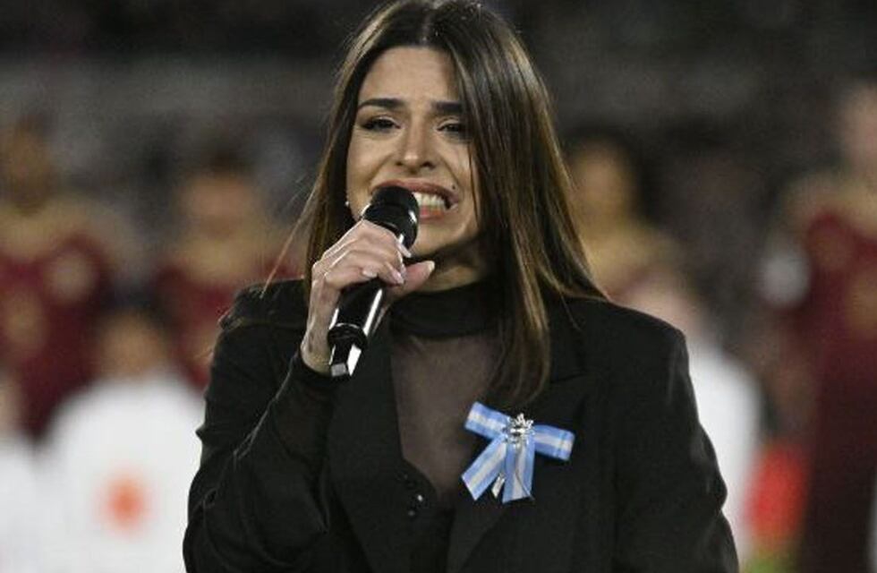 Euge Quevedo cantó el Himno Nacional en el último partido de Lionel Messi