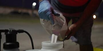 Hay un encargado de blanquear las paredes que suele llevar mochilas fumigadoras cargadas de pintura blanca. Es el primer paso del proceso.