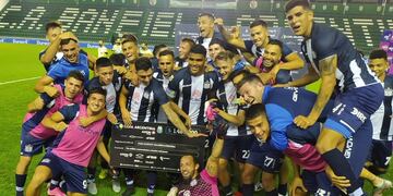El equipo albiazul posa con el cheque que otorga un premio económico por pasar de fase en la Copa Argentina