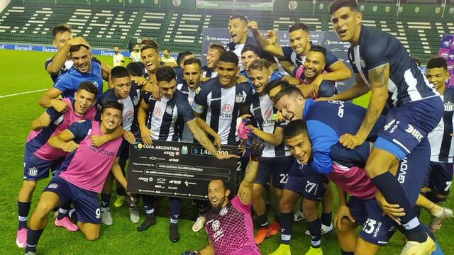 El equipo albiazul posa con el cheque que otorga un premio económico por pasar de fase en la Copa Argentina