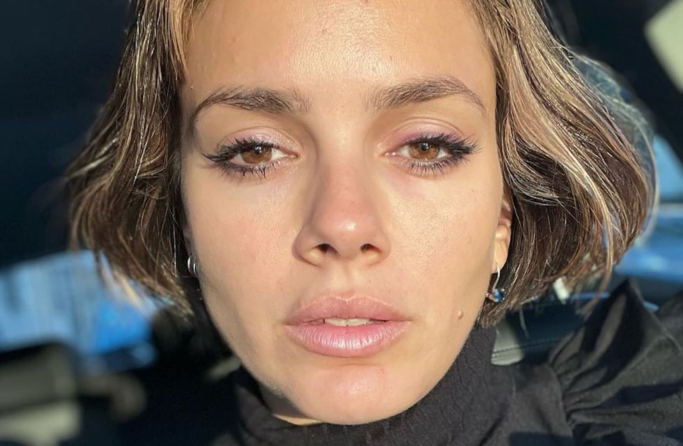 Natalie Pérez se robó todas las miradas con una minifalda que dejó a la vista su ropa interior en un importante evento