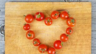 Cómo hacer tomates con forma de corazón.