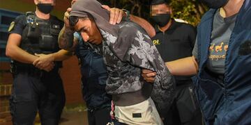 La policía traslada a Héctor Maravilla (20), autor del homicidio de Emiliano Fernández