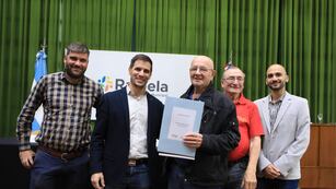 Leonardo Viotti entregó escrituras a 17 familias rafaelinas