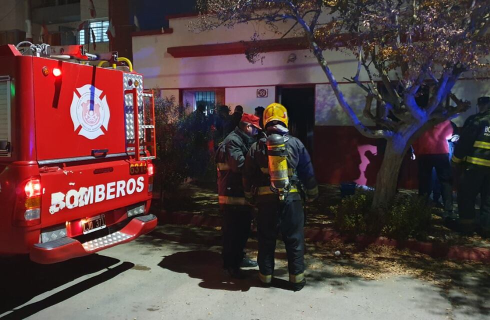 Un muerto, cuatro bomberos y dos vecinos heridos: el saldo de un terrible incendio en Córdoba