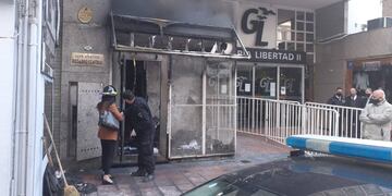 Arrojaron piedras y elementos combustibles contra la entrada en Mitre al 800. (@maccafab)