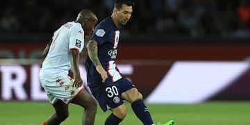 Lionel Messy la pelota en el partido que el Paris Saint Germain juega con Mónaco. (AP)