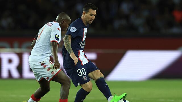 Lionel Messy la pelota en el partido que el Paris Saint Germain juega con Mónaco. (AP)