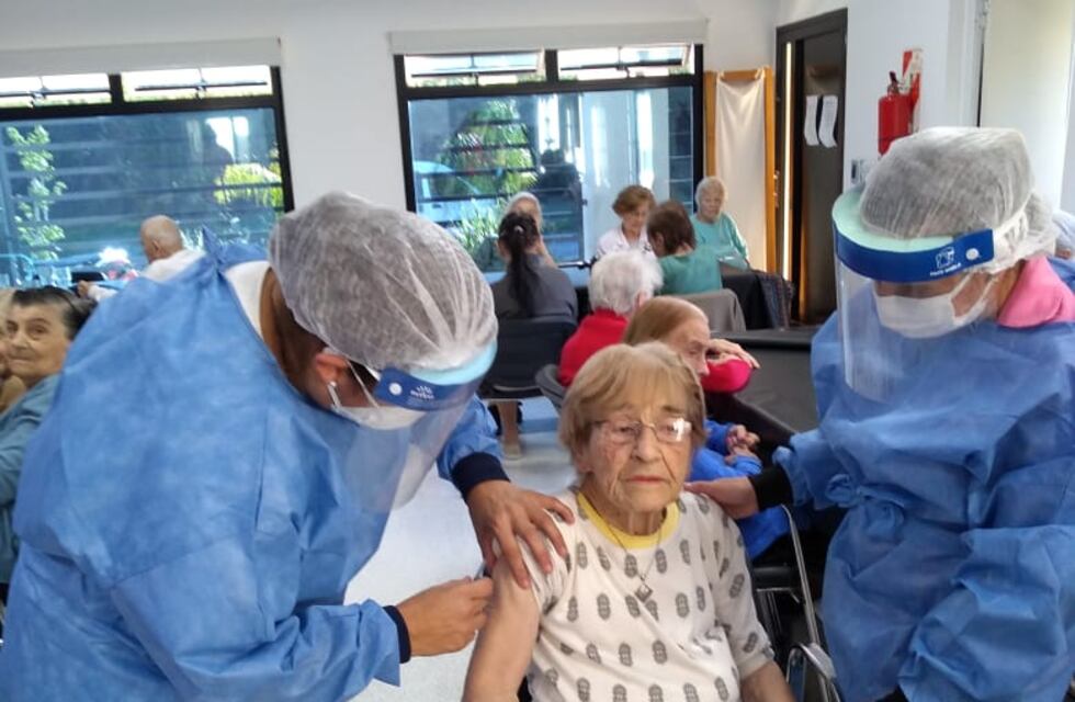 Una mujer de 100 años, una de las 240 vacunas antigripales ya aplicadas