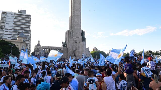 Miles de rosarinos desbordaron el Monumento a la Bandera para celebrar a la Selección.