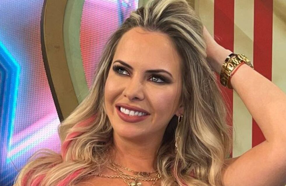 Ale Maglietti y un look de tarde que se llevó todas las miradas: pantalón tiro alto y minitop celeste