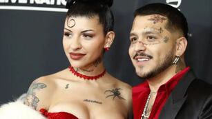 Cazzu junto Christián Nodal en la alfombra roja.