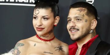 Cazzu junto Christián Nodal en la alfombra roja.