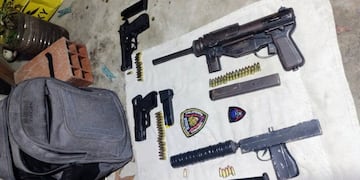 En la vivienda de Ayacucho y Hungría, las autoridades secuestraron cuatro armas ocultas dentro de una mochila.