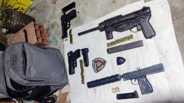 En la vivienda de Ayacucho y Hungría, las autoridades secuestraron cuatro armas ocultas dentro de una mochila.