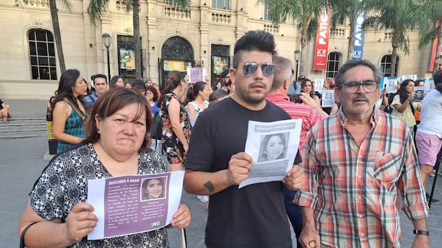 La madre, el hermano, el padre y allegados de Anahí Bulnes marcharon por su aparición con vida.