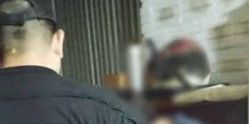 Policías resguardaron a un hombre tras un intento de suicidio en Campo Viera.
