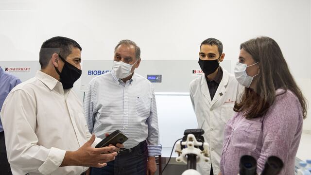 La ministra de Salud, Ana María Nadal y el intendente Walther Marcolini inauguraron el laboratorio para realizar los análisis de PCR.