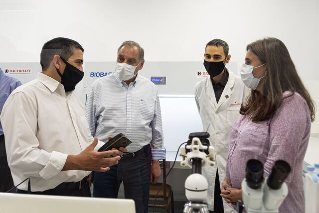 La ministra de Salud, Ana María Nadal y el intendente Walther Marcolini inauguraron el laboratorio para realizar los análisis de PCR.