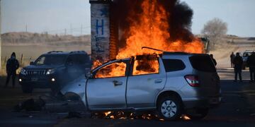 El automóvil chocó y se prendió fuego de forma inmediata.
