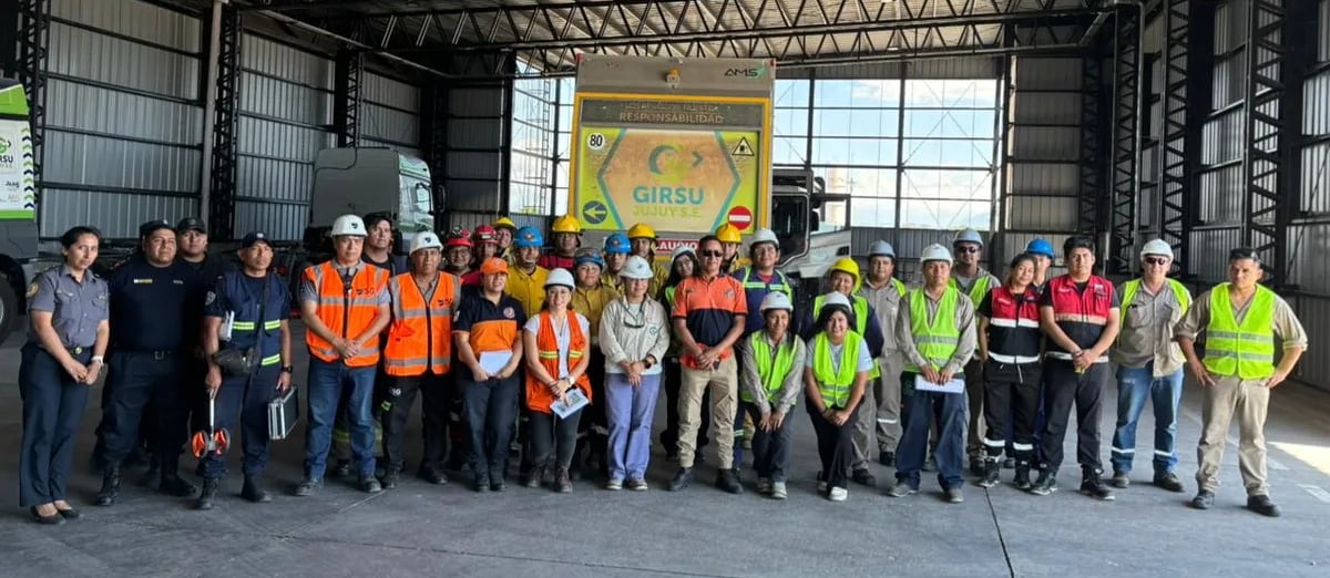 Parte del numeroso grupo de participantes en el ejercicio desarrollado en instalaciones de la empresa estatal GIRSU.