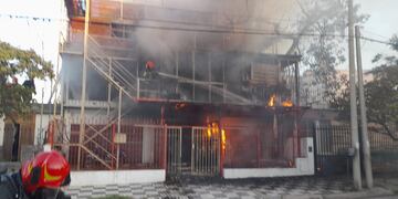 Fuego. 15 personas debieron ser evacuadas tras el incendio de un complejo de departamentos en barrio Maipú 2