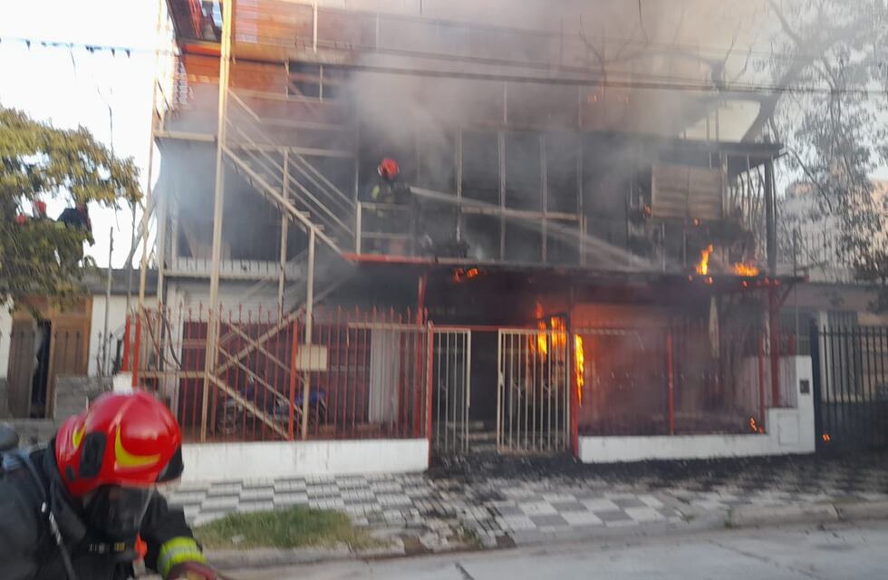 Un voraz incendio en Córdoba provocó la evacuación de 15 personas: así fue el operativo