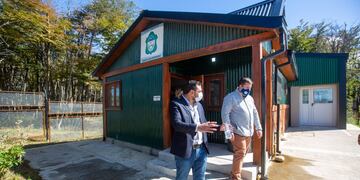 La visita del intendente, la concejala y el equipo de cultura municipal, se enmarca en el convenio entre la ciudad y la asociación para la creación de una biblioteca popular.