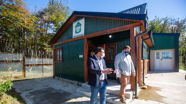 La visita del intendente, la concejala y el equipo de cultura municipal, se enmarca en el convenio entre la ciudad y la asociación para la creación de una biblioteca popular.