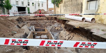 Tras la rotura de un caño, se produjo un socavón de casi seis metros de profundidad.