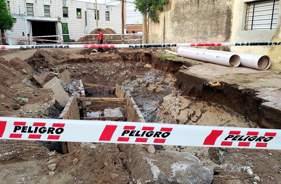 Cráter en barrio Villa Páez: se normalizó el servicio de agua y negaron riesgo para las viviendas