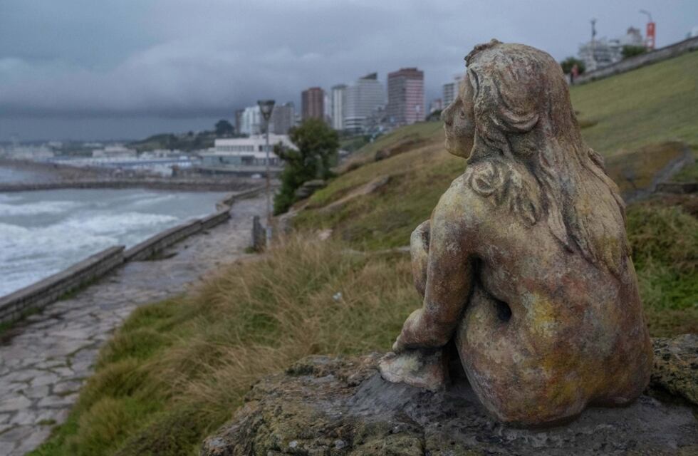 Presentarán este sábado al autor de la escultura de una mujer que apareció en Playa Chica