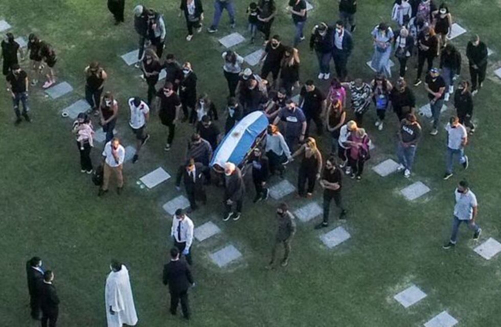 Diego Maradona ya descansa en el verde césped y arropado por los colores que amó